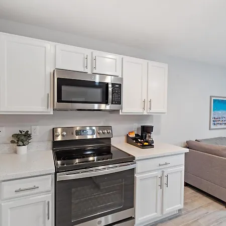 New! Few Minutes To Downtown, 10 To The Beach!